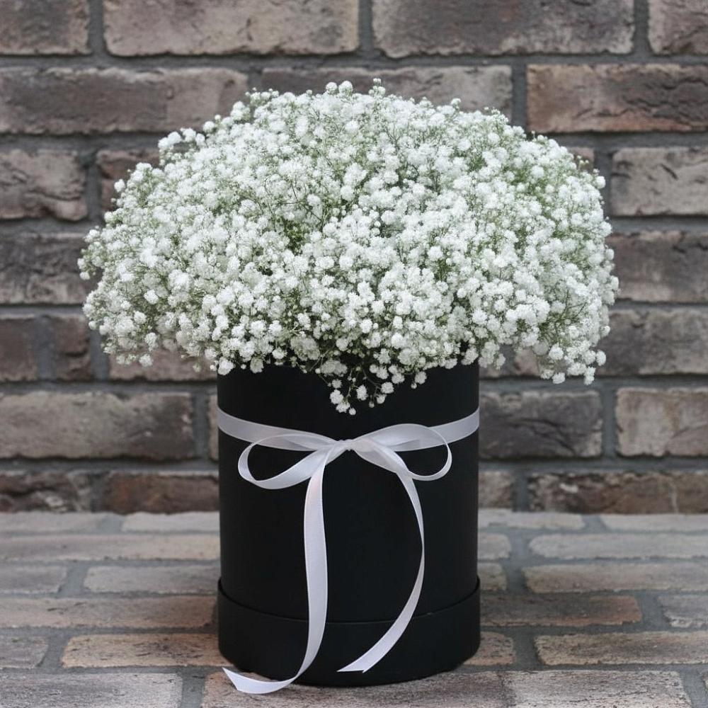 Цветочная композиция из Гипсофила в шляпной коробке в Спасское Тульская область