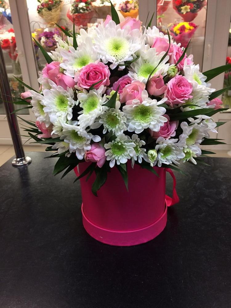 Цветочная композиция из Розы и Хризантемы в шляпной коробке в Спасское Тульская область