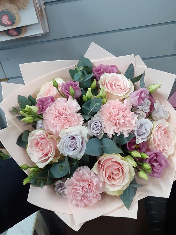 Букет цветов из: Розы, Гвоздики и Лизиантусы в Спасское Тульская область