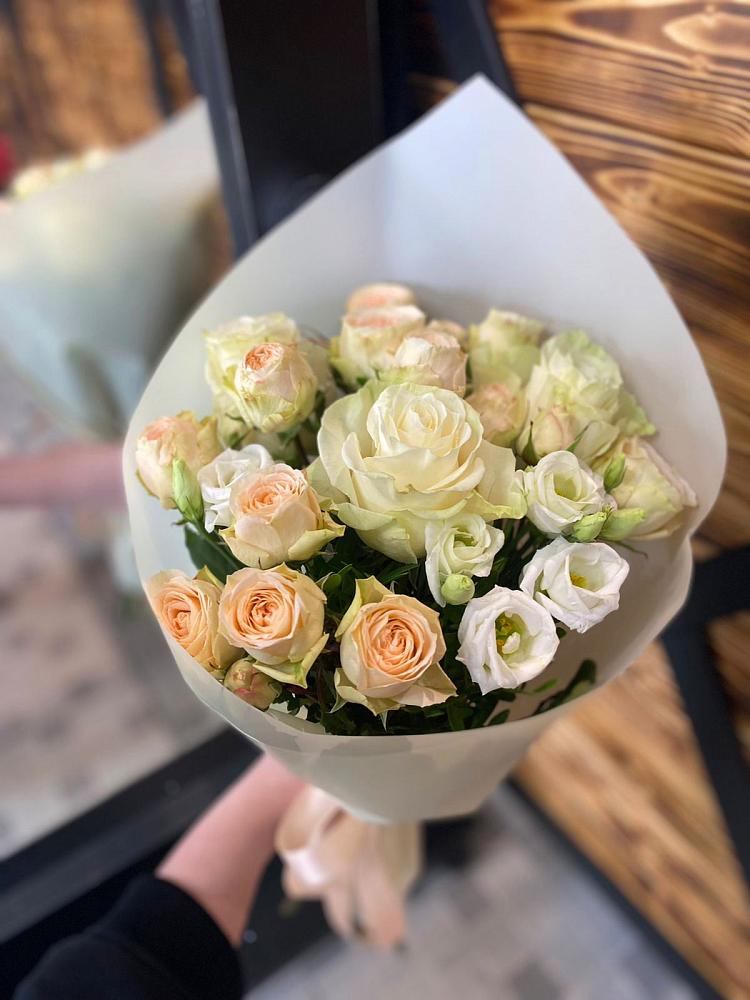 Букет цветов из: Розы и Лизиантусы в Спасское Тульская область